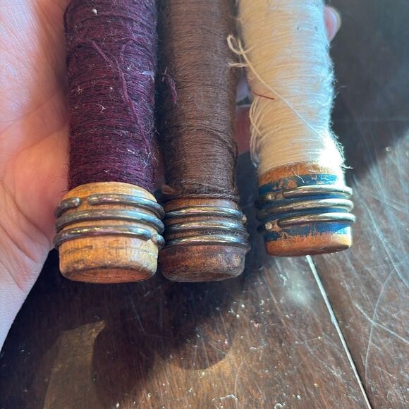3 vintage primitive wood spools with thread - Picture 3 of 4